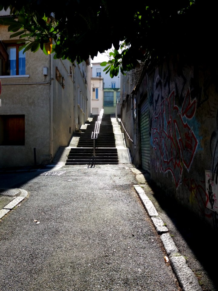 Lyon 4e - Rue des Trois Enfants, en passant devant la rue Philippeville, vers la rue Eugène Pons
