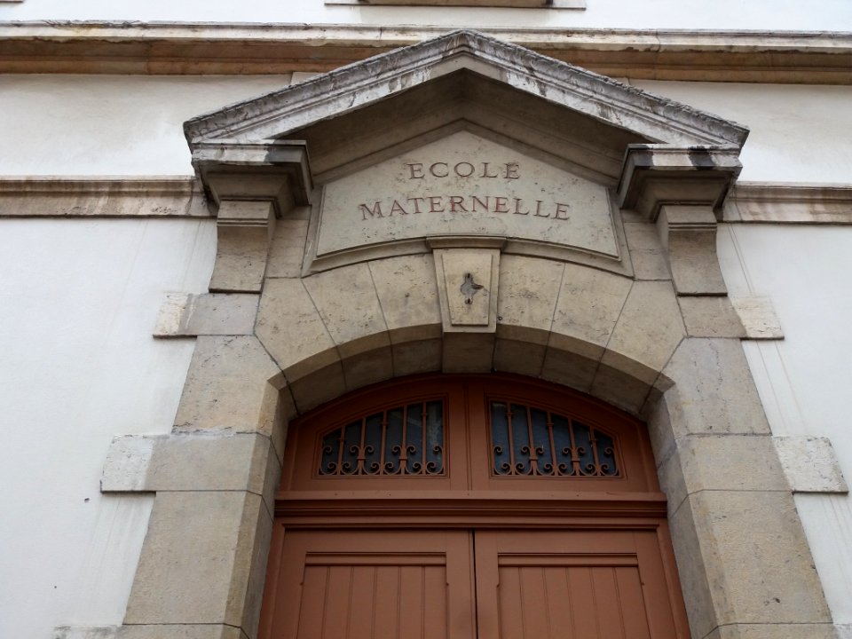 Lyon 4e - Rue Jacquard - École Joseph Cornier, haut de la porte École maternelle