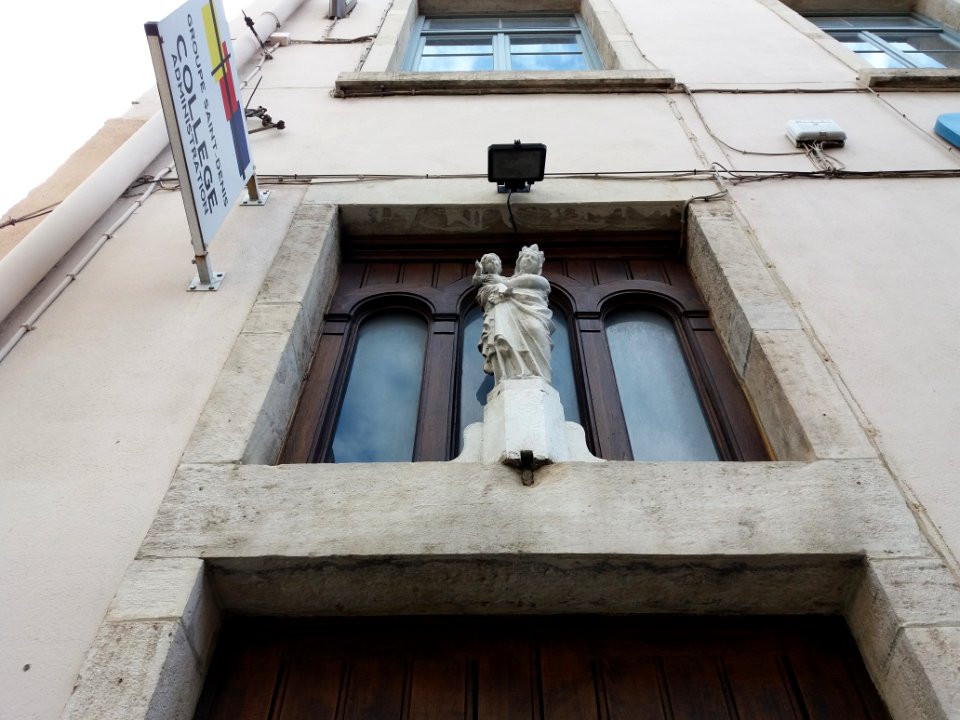 Lyon 4e - Rue Jacques-Louis Hénon, collège Saint-Denis au numéro 7, vierge à l'enfant