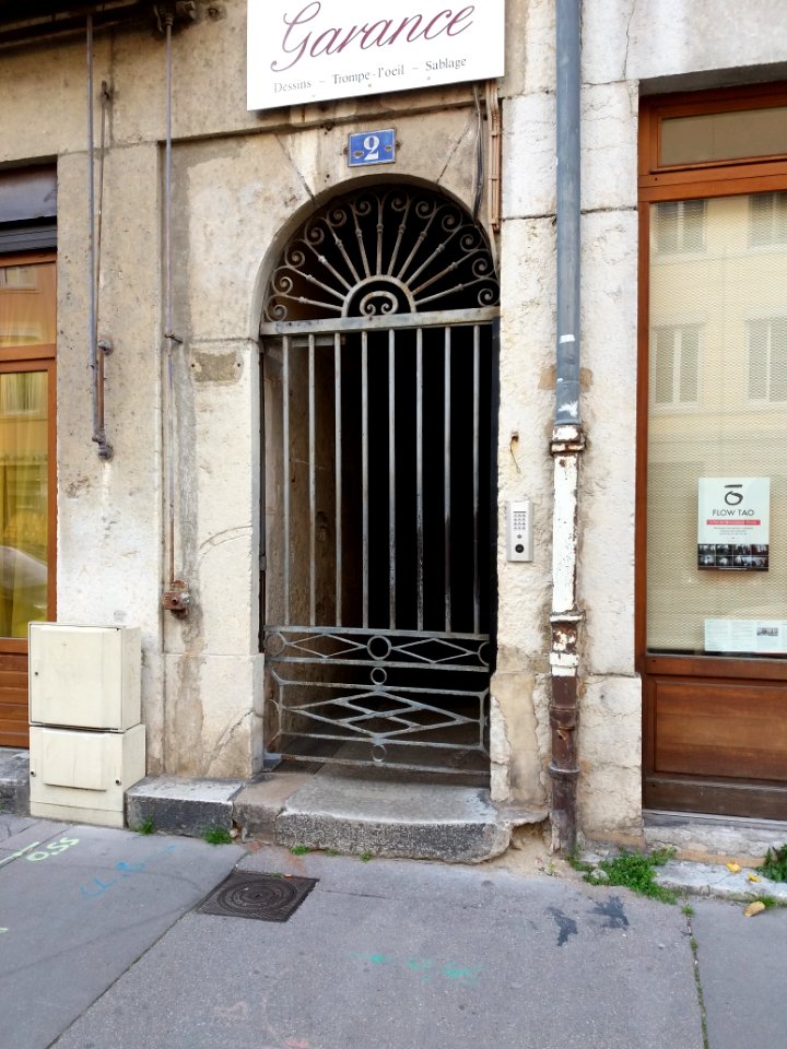Lyon 4e - Rue Dumont d'Urville, porte au numéro 2