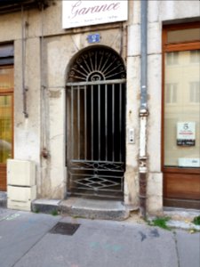 Lyon 4e - Rue Dumont d'Urville, porte au numéro 2