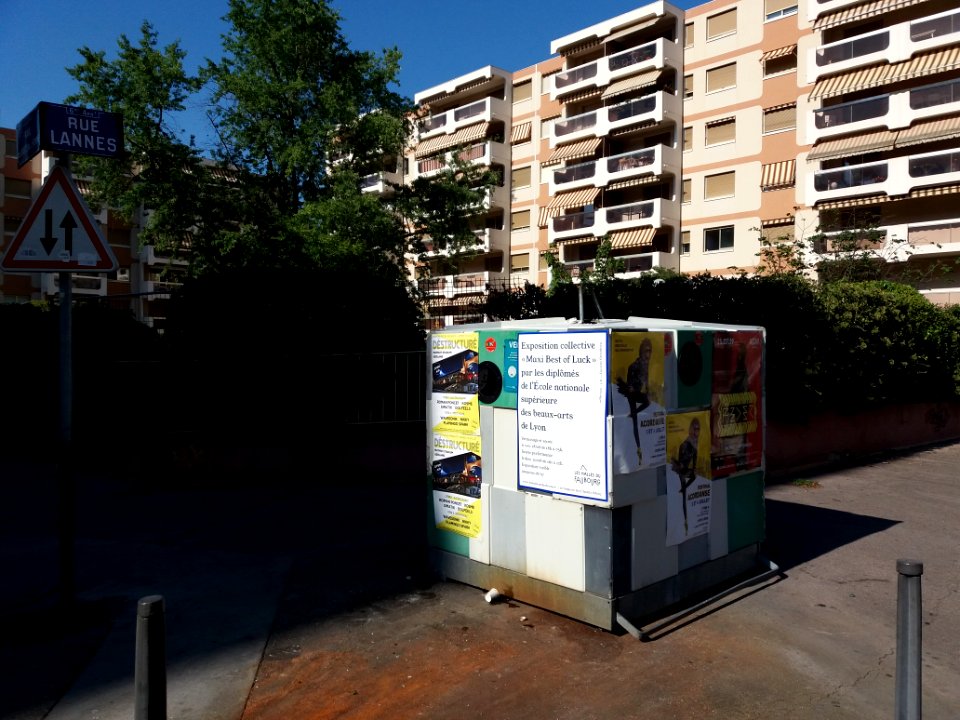 Lyon 3e - Rue Lannes, container à verre avec des affiches