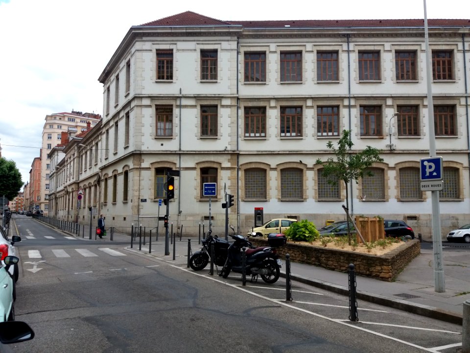 Lyon 4e - Rue Denfert-Rochereau - École Joseph Cornier, façade à l'angle de la rue Jacquard