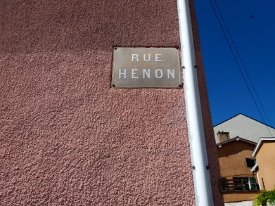 Lyon 4e - Rue Jacques-Louis Hénon, plaque Hénon peinte en même temps que le mur