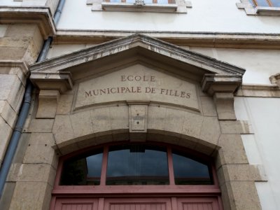 Lyon 4e - Rue Jacquard - École Joseph Cornier, haut de la porte École municipale de filles