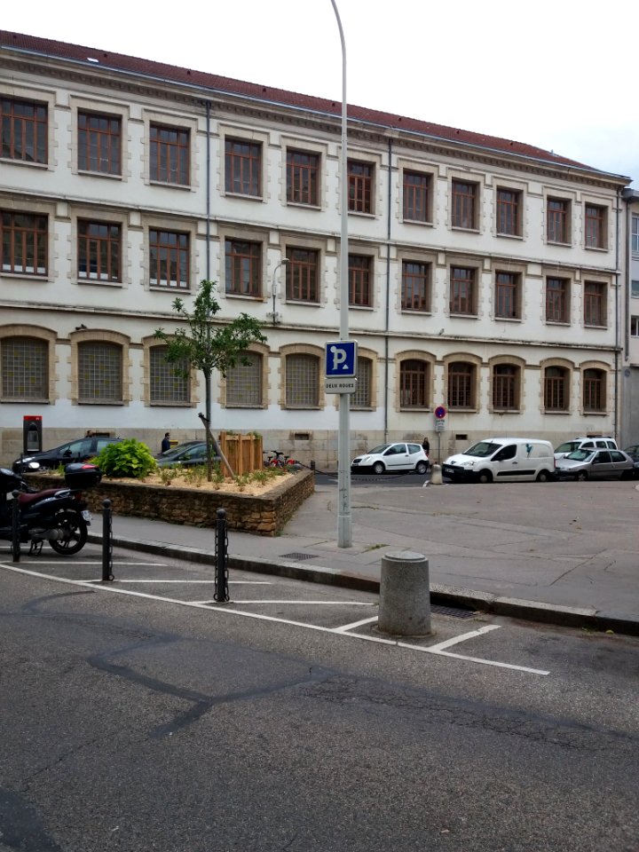 Lyon 4e - Rue Denfert-Rochereau - École Joseph Cornier, façade depuis la rue Jacquard