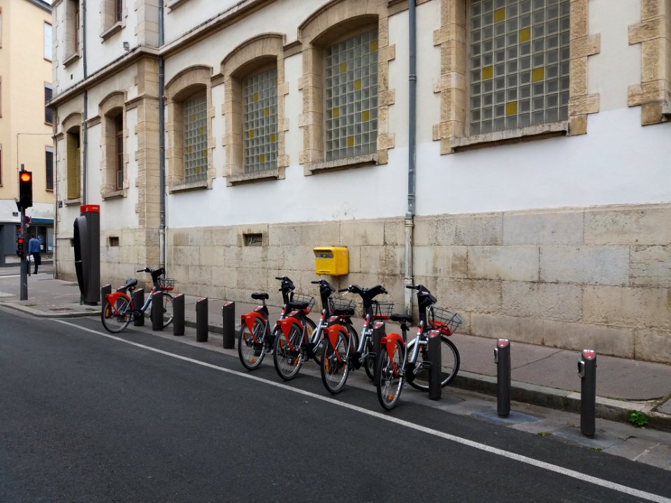 Lyon 4e - Rue Denfert-Rochereau - Station vélo'v 4009 devant l'école Joseph Cornier