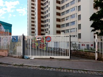 Lyon 4e - Rue Louis Thévenet, portail de l'ancien collège Maurice Scève