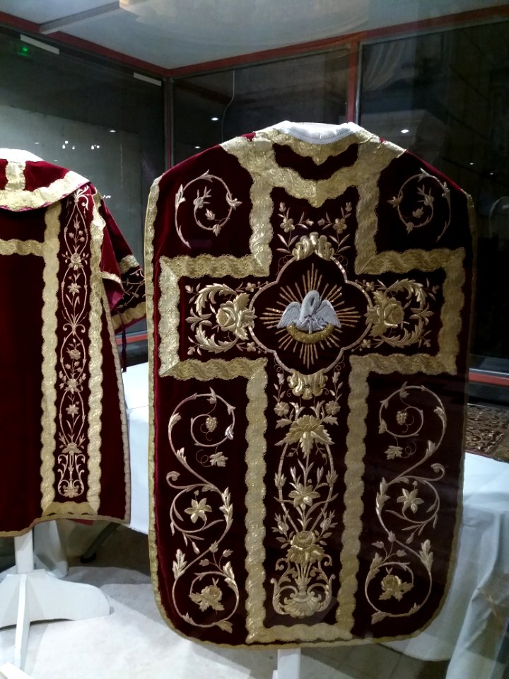 Lyon 4e - Rue Jacques-Louis Hénon - Église Saint-Denis, chasuble rouge de forme romaine