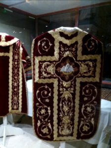 Lyon 4e - Rue Jacques-Louis Hénon - Église Saint-Denis, chasuble rouge de forme romaine