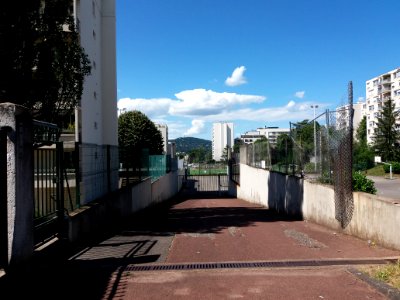 Lyon 4e - Rue Pétrus Sambardier, allée d'accès au stade Grégory Coupet