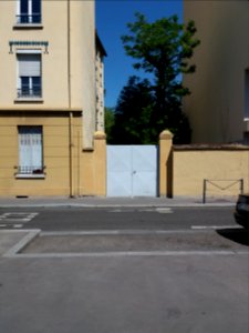 Lyon 4e - Rue des Entrepôts, portail et arbres