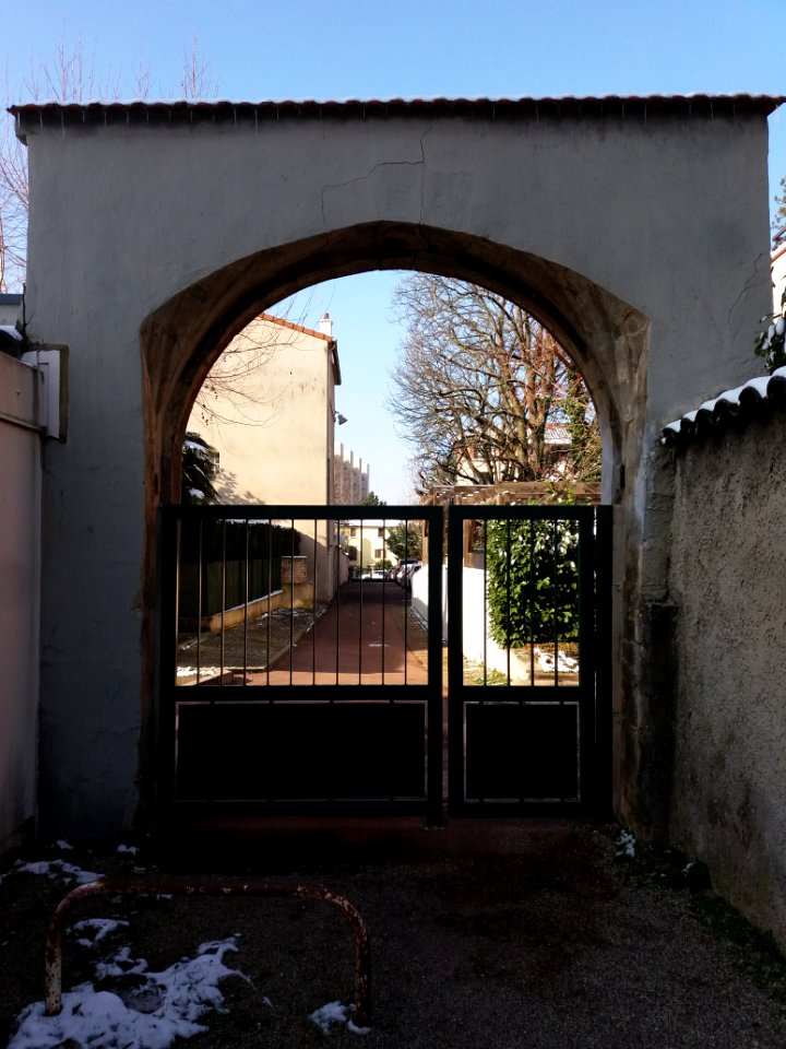 Lyon 4e - Rue Pernon - Passage avec portail dans la cour du 39bis