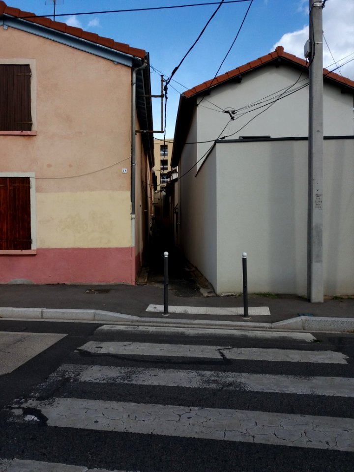 Lyon 4e - Rue Henri Chevalier, chemin entre les immeubles au numéro 18