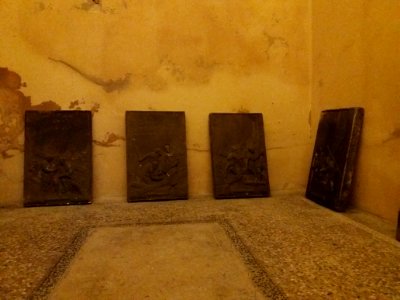 Lyon 5e - Église Saint Irénée, plaques de chemin de croix dans le reclusoir de Demoiselle Marguerite (1)