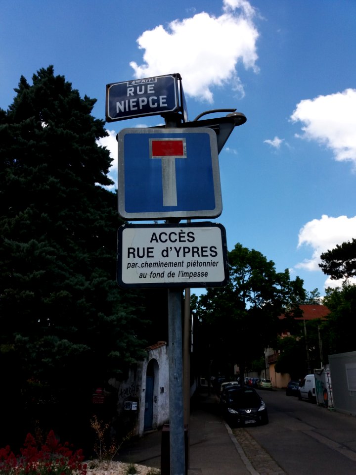 Lyon 4e - Rue Niepce, plaque et panneaux