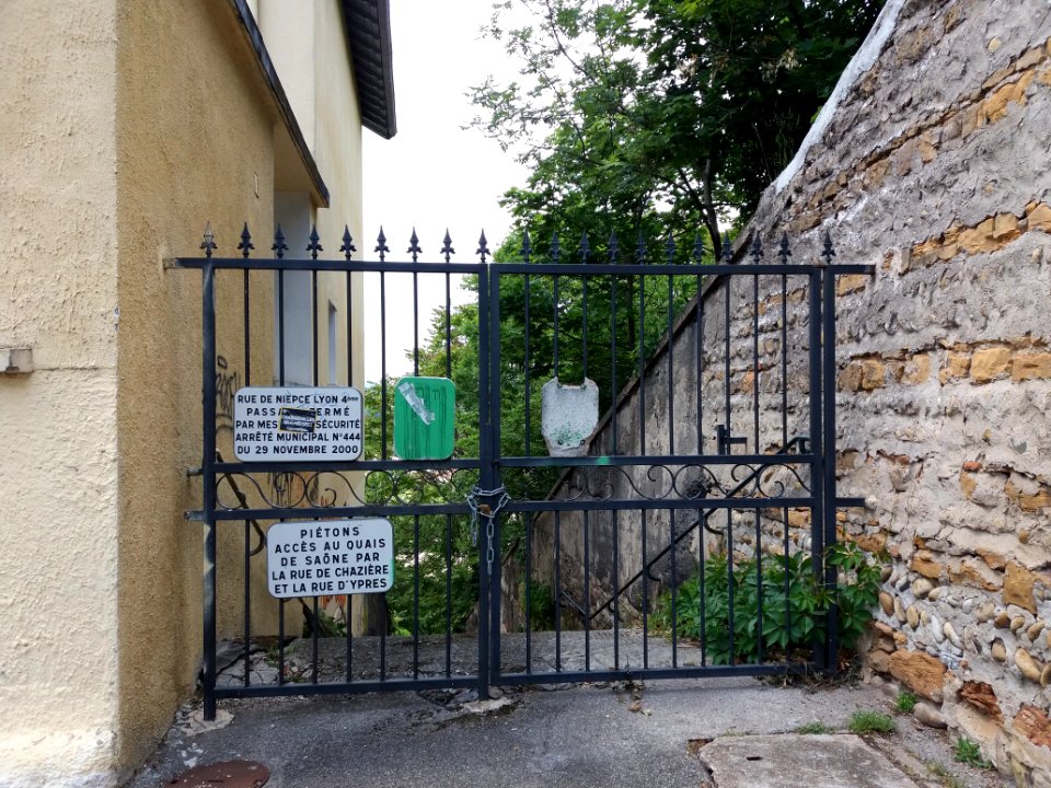 Lyon 4e - Rue Niepce, passage fermé au niveau de la rue de la Corniche