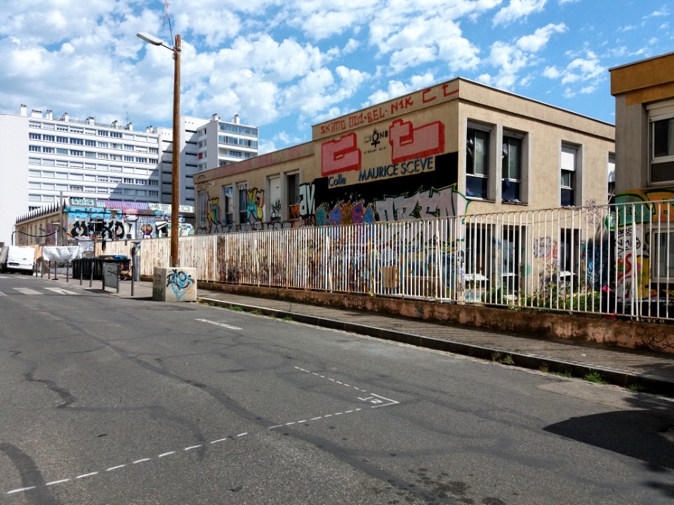 Lyon 4e - Rue Louis Thévenet, vue sur l'ancien collège Maurice Scève