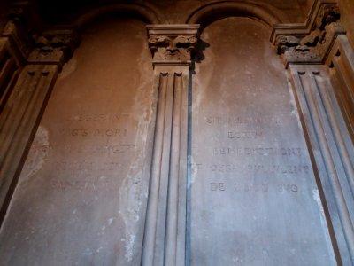 Lyon 5e - Église Saint Irénée, inscriptions à côté de l'ossuaire