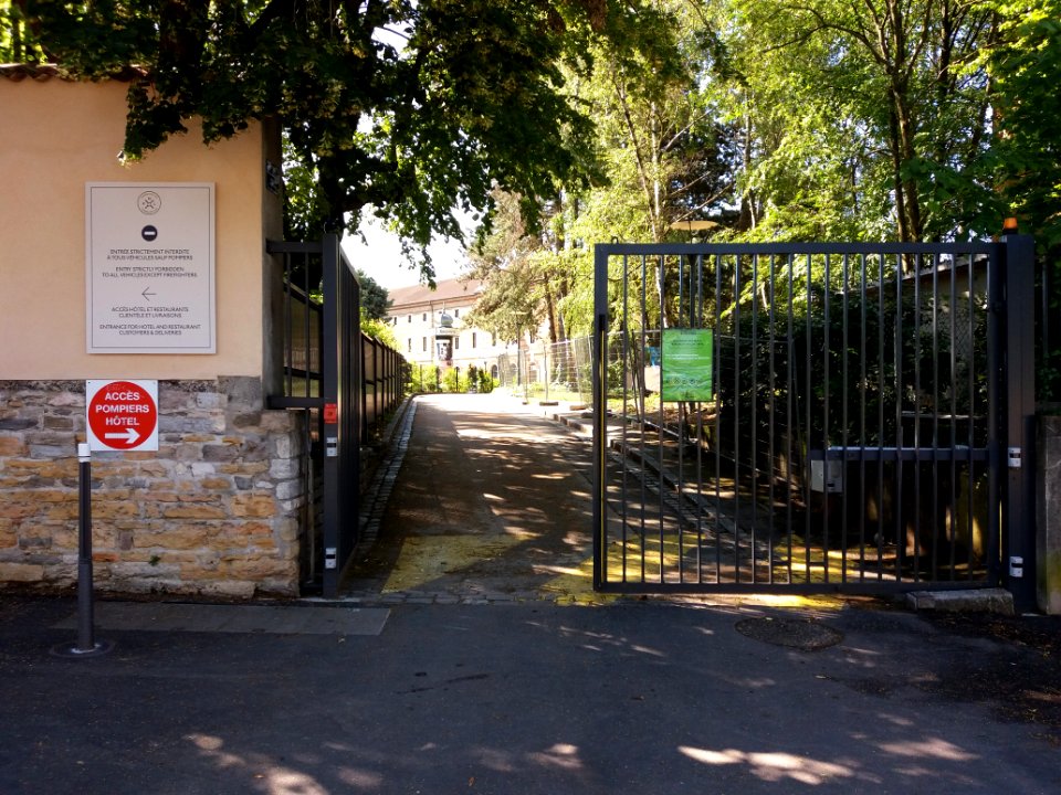 Lyon 5e - Allée Lucius Munatius Plancus, depuis la rue Roger Radisson, à l'entrée du parc de la Visitation