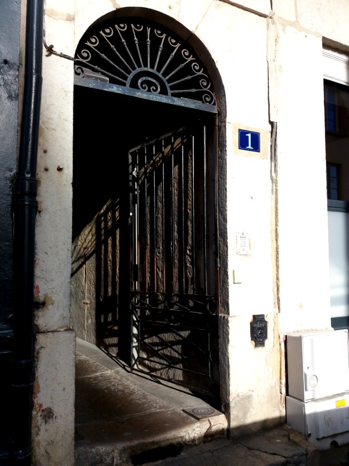Lyon 4e - Rue Dumont d'Urville, porte en fer forgé au numéro 1