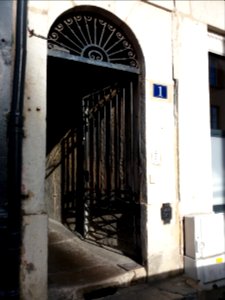 Lyon 4e - Rue Dumont d'Urville, porte en fer forgé au numéro 1