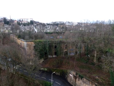 Lyon 5e - Fort de Loyasse et cimetière vus depuis les immeubles du 89-91 montée de l'Observance