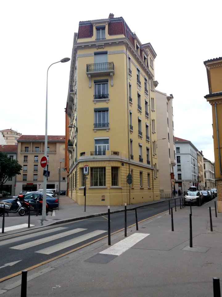 Lyon 4e - Rue Denfert-Rochereau, immeuble à l'angle de l'avenue Cabias