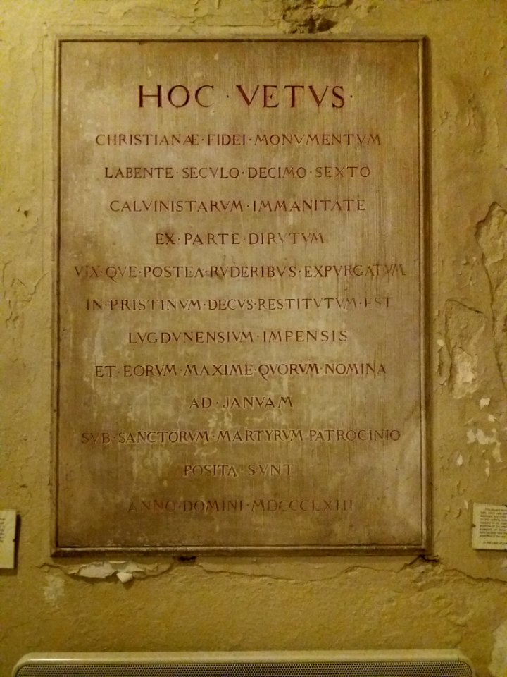 Lyon 5e - Église Saint Irénée, plaque HOC VETUS