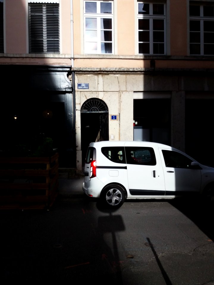 Lyon 4e - Rue Dumont d'Urville, porte au numéro 1 qui est côté des numéros pairs