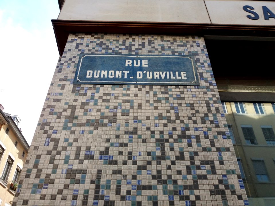 Lyon 4e - Rue Dumont d'Urville, plaque sur mosaïque