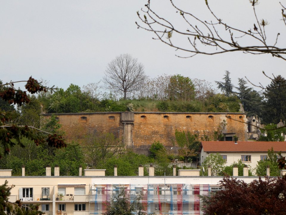 Lyon 5e - Chemin de la Demi-Lune - Vue sur le cimetière de Loyasse, lunette du Fossoyeur