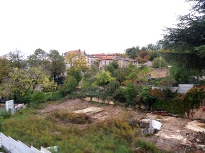 Lyon 5e - Esplanade Saint Pothin, vue sur un terrain vague et le jardin André Malraux