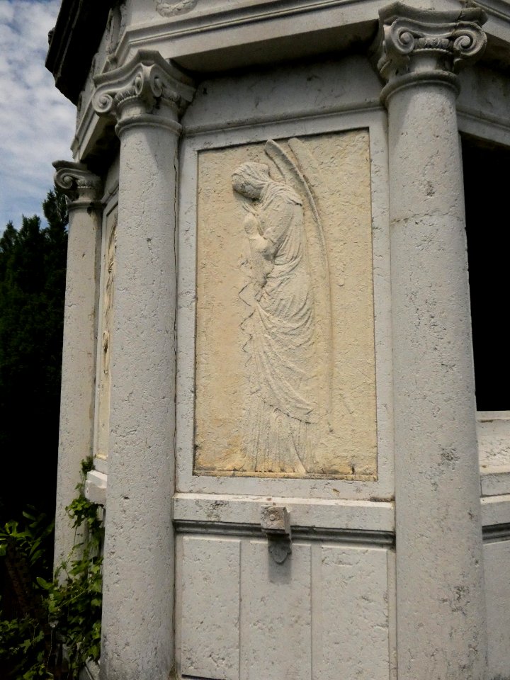 Lyon 5e - Cimetière de Loyasse - Chapelle de la famille Sauzet - Bas-relief Humilitas
