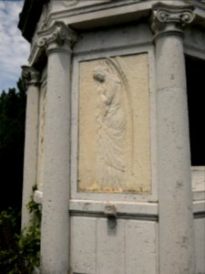 Lyon 5e - Cimetière de Loyasse - Chapelle de la famille Sauzet - Bas-relief Humilitas