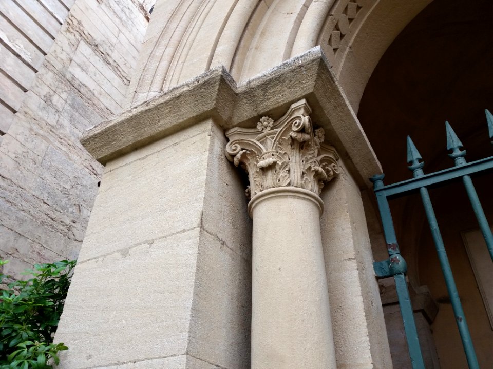 Lyon 5e - Église Saint Irénée, chapiteau de la porte de la crypte côté jardin