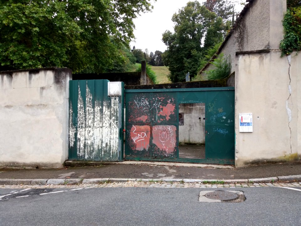 Lyon 5e - Chemin de Montauban - Portail de la piste de la Sarra
