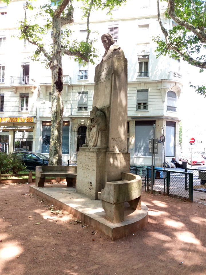 Lyon 3e - Place Aristide Briand, statue de Barthélémy Thimonnier, de côté