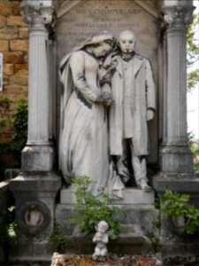 Lyon 5e - Cimetière de Loyasse - Tombe de la famille Bres-Chamvillard - Statues signées T Lamothe
