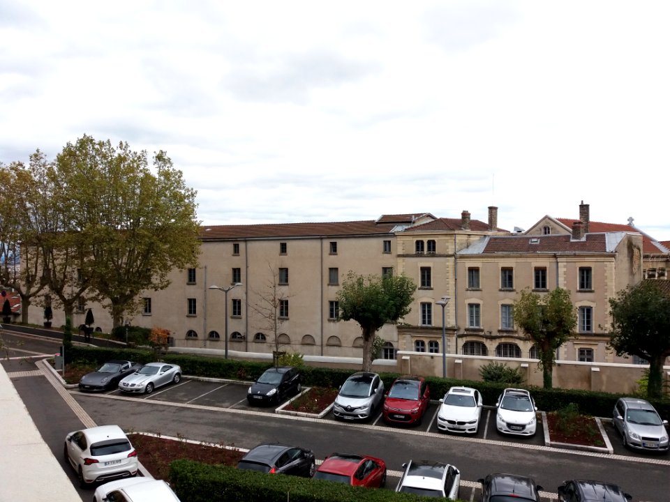 Lyon 5e - Esplanade Saint Pothin, vue sur le parking de la rue Professeur Pierre Marion et l'hôpital de l'Antiquaille