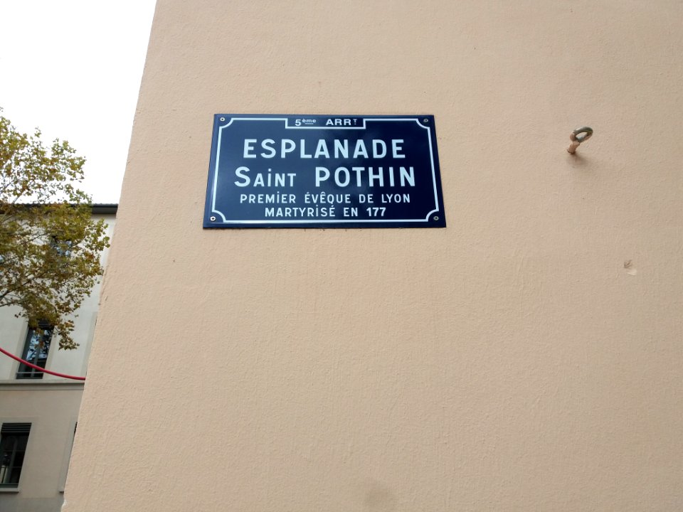 Lyon 5e - Esplanade Saint Pothin, plaque