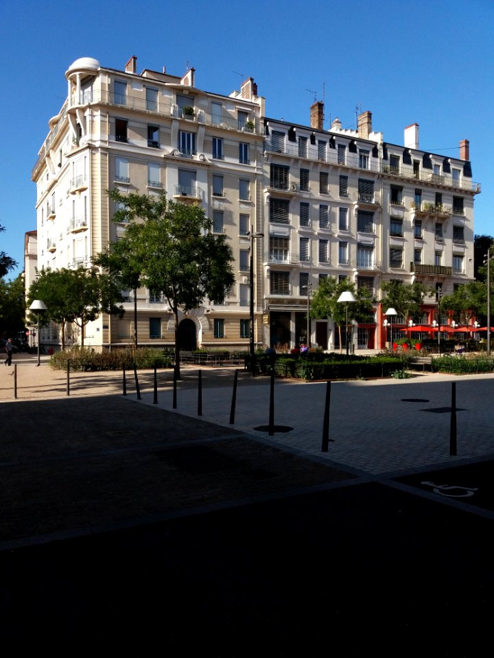 Lyon 6e - Place du Général Brosset, immeuble à l'angle nord-est
