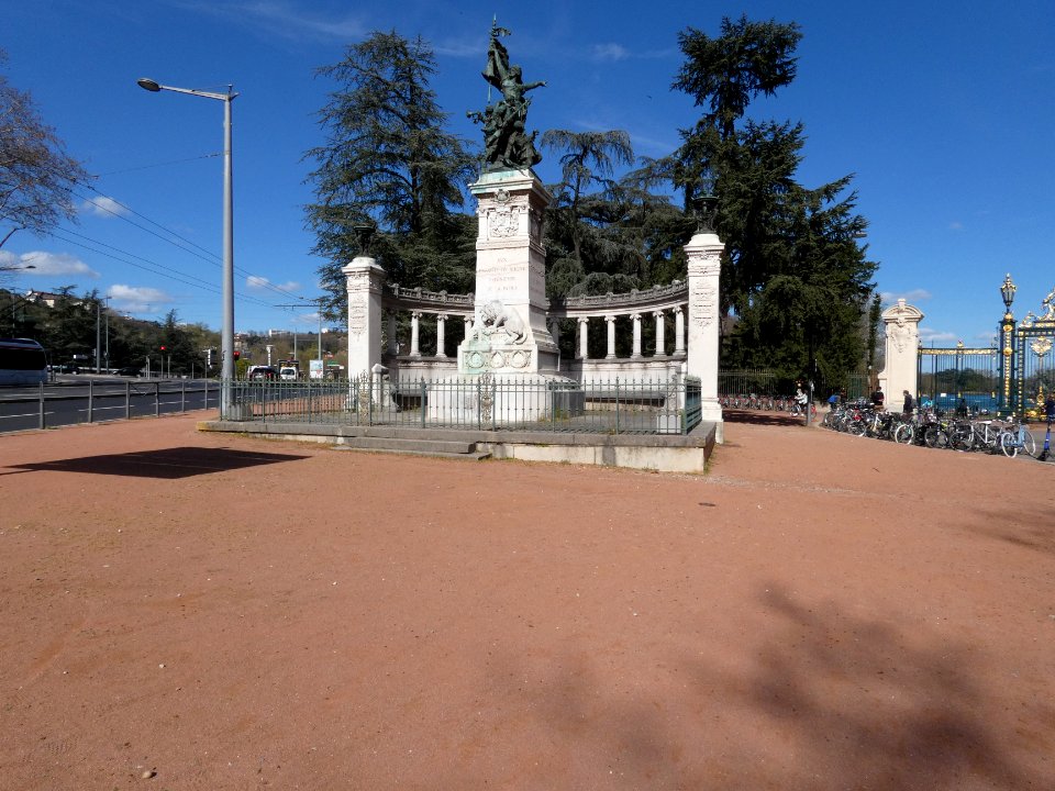 Lyon 6e - Place du Général Leclerc - Monument des Enfants du Rhône - Vue d'ensemble