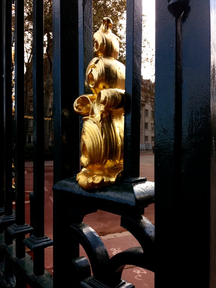 Lyon 6e - Porte des Enfants du Rhône, flamme de la porte, de côté
