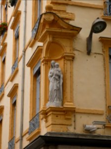 Lyon 6e - Place Maréchal Lyautey - Vierge à l'enfant, à l'angle de la rue Pierre Corneille