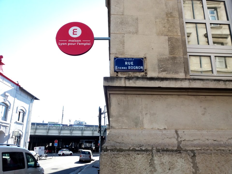 Lyon 7e - Rue Étienne Rognon, vue sur la rue de Marseille et boulevard Yves Farges, plaque maison pour l'emploi