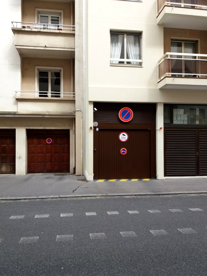 Lyon 6e - Rue de Créqui, garage avec panneau lumineux