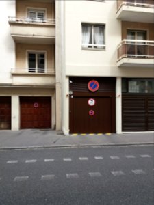 Lyon 6e - Rue de Créqui, garage avec panneau lumineux