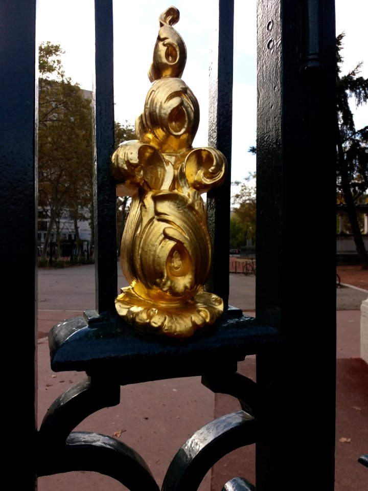 Lyon 6e - Porte des Enfants du Rhône, flamme de la porte, de face