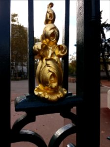 Lyon 6e - Porte des Enfants du Rhône, flamme de la porte, de face